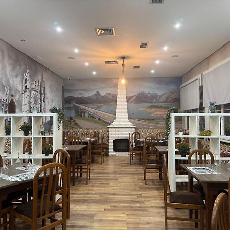 Hostal Restaurante Central La Virgen del Camino Exterior photo